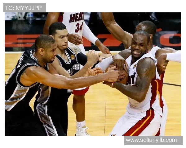 2013年NBA总决赛第三场热火与马刺激战回顾精彩瞬间与关键时刻分析